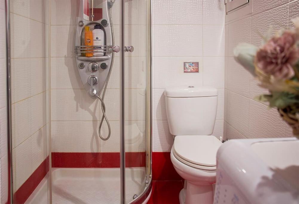 City Stay Close To The Metro A Charming Flat Атина Екстериор снимка