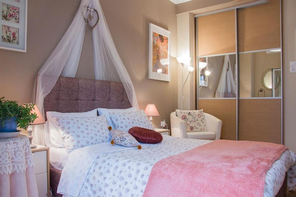 City Stay Close To The Metro A Charming Flat Атина Екстериор снимка